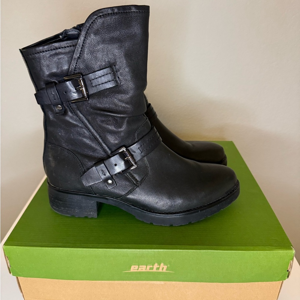Earth Black Leather Boots - Picture 2 of 10